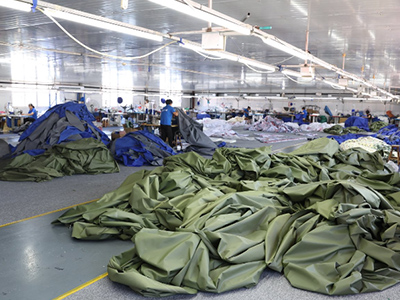 Pinapabilis ng Tangshan Pengcheng ang Produksyon ng Tent sa Gitnang Silangan ng Disaster Relief